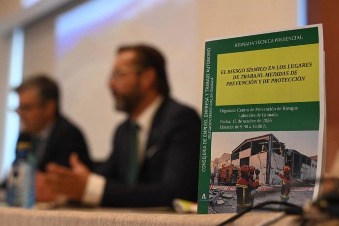 El delegado de la Junta en Granada, Antonio Granados, ha presidido la jornada técnica sobre cómo evitar accidentes ante un terremoto.