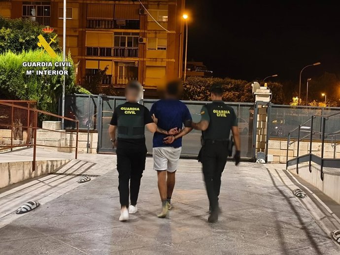 Agentes de la Guardia Civil junto al detenido