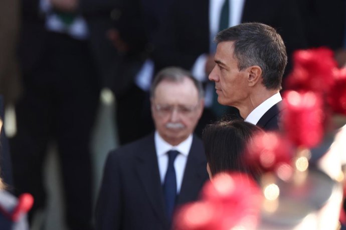 El presidente del Gobierno, Pedro Sánchez, durante el acto solemne de homenaje a la bandera nacional y desfile militar por el 12 de octubre
