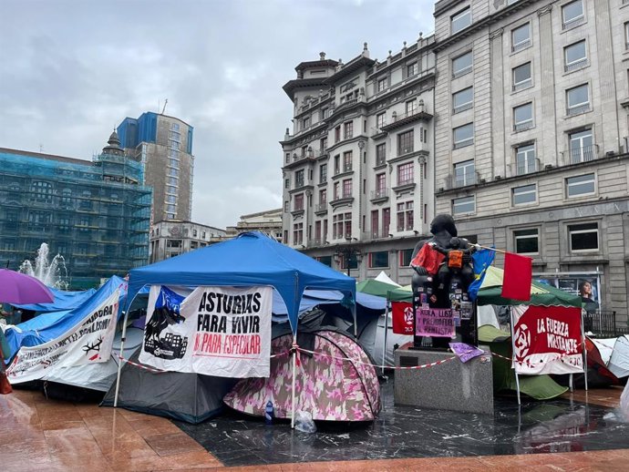 Acampada en la plaza de la Escandalera de Oviedo.