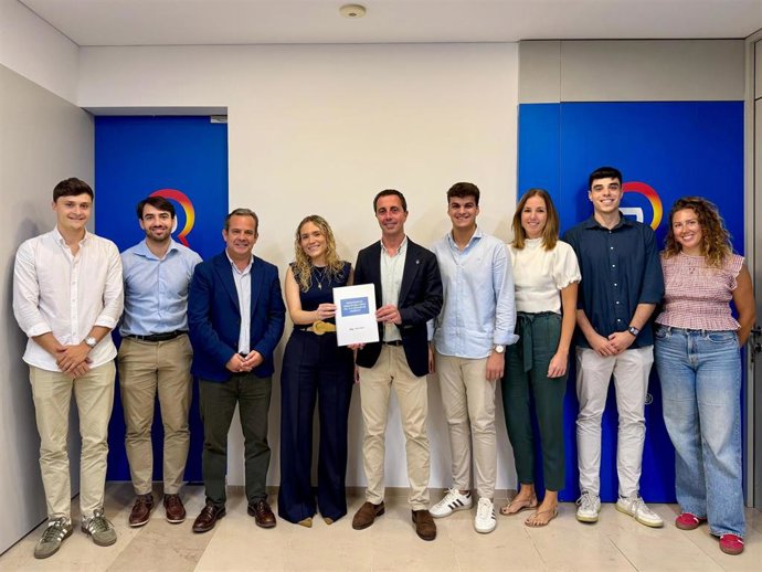 El presidente del Consell de Mallorca y del PP de Mallorca, Llorenç Galmés, se réune con las Nuevas Generaciones del PP mallorquín para conocer sus propuestas para el Plan Insular de Juventud.