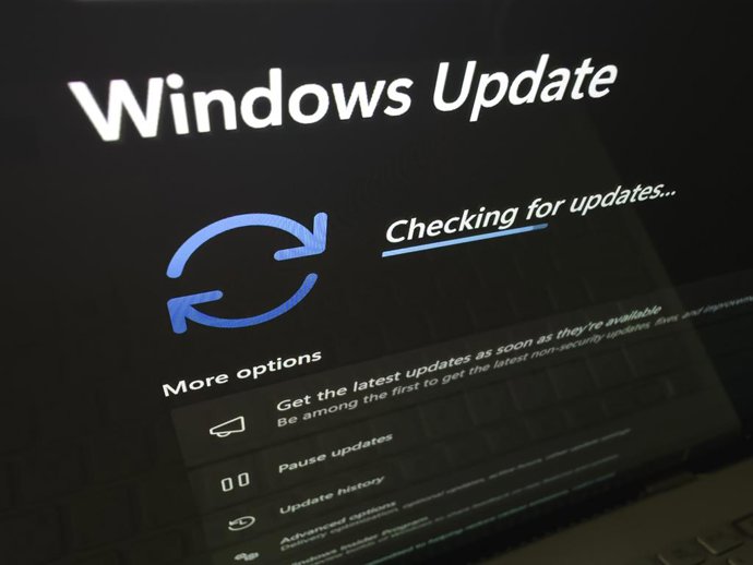 Archivo - October 20, 2025, Taichung, Taiwan: Microsoft Windows 11 Update checking for updates is displayed on a laptop screen.