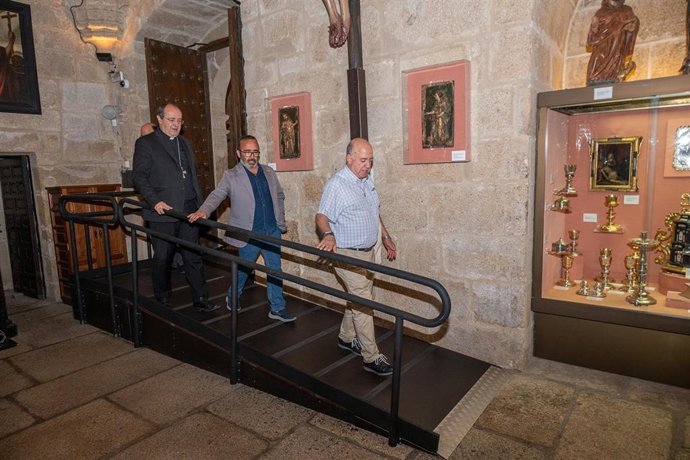 El obispo de Coria-Cáceres, Jesús Pulido, y el presidente de la Diputación de Cáceres, Miguel Ángel Morales, comprueban las nuevas rampas instaladas en la Concatedral de Santa María para conseguir accesibilidad