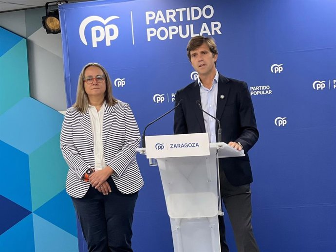 La diputada provincial Mari Carmen Lázaro y el presidente provincial del PP de Zaragoza, Ramón Celma.