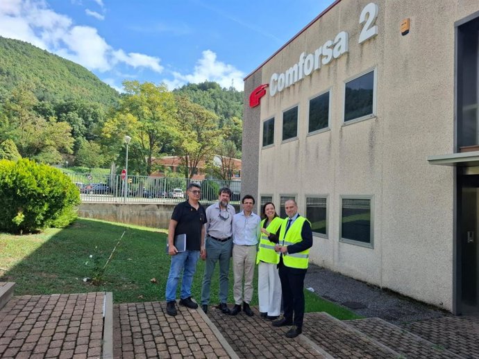 Momento de la visita a Comforsa