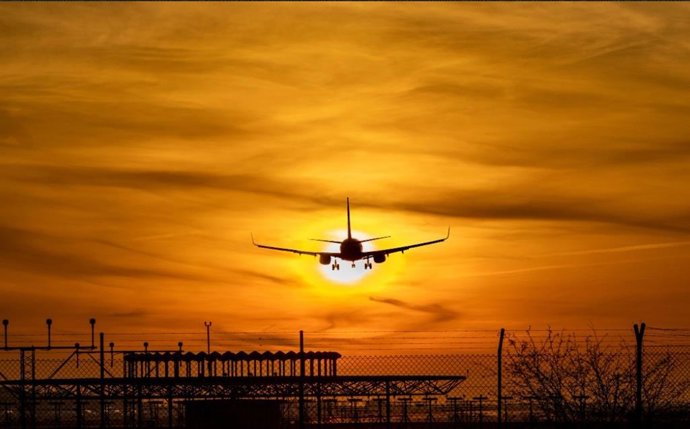 Un avión despega de un aeropuerto español.