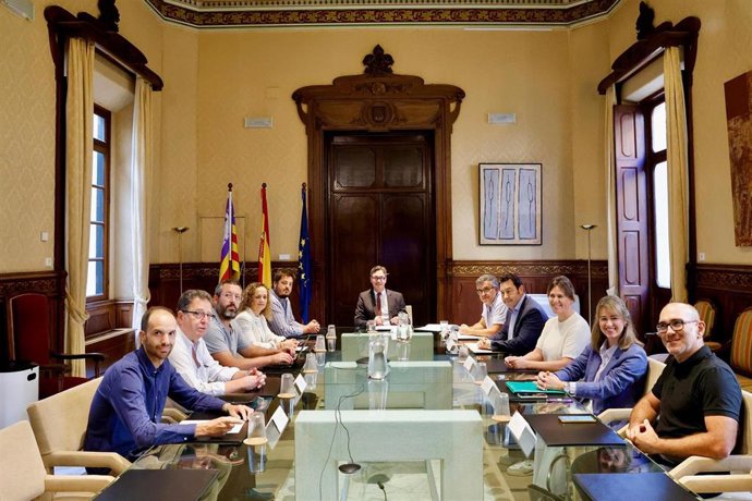 El vicepresidente del Govern y conseller de Economía, Hacienda e Innovación, Antoni Costa, preside la reunión con organizaciones del sector primario para debatir sobre los efectos del incremento de los precios de los combistibles.