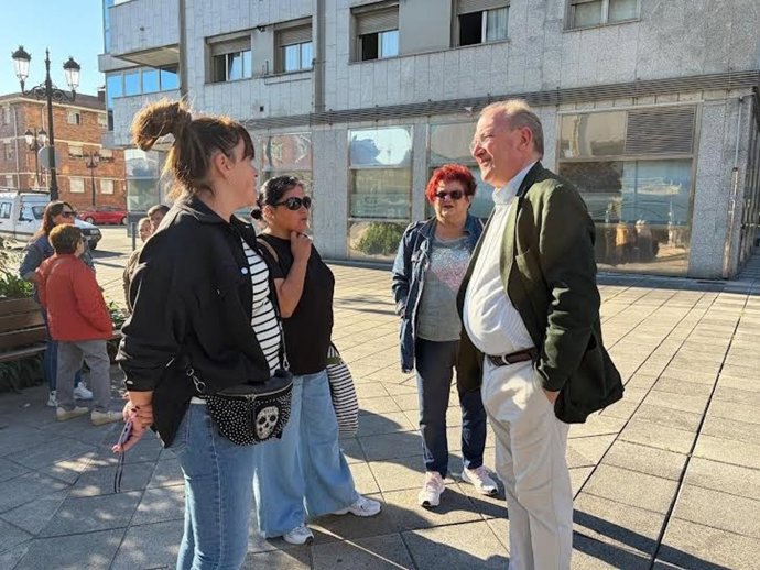 José Agustín Cuervas-Mons, con vecinos frente a la sede de Vipasa