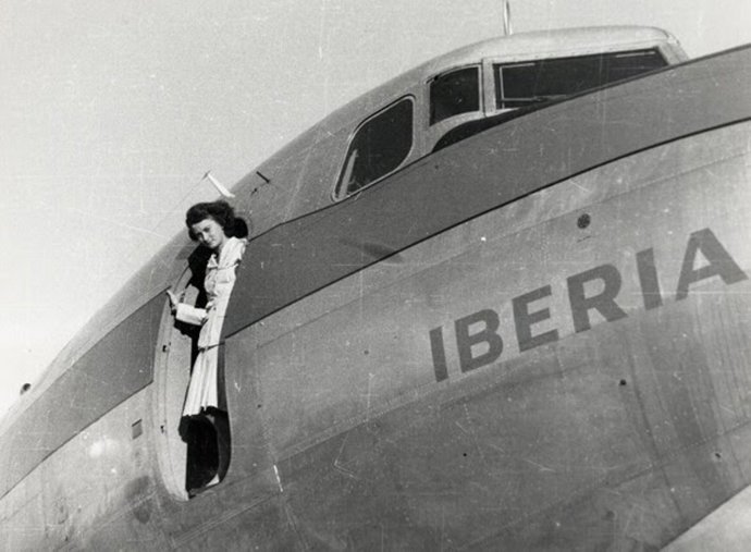 Iberia conmemora el 80 aniversario de las primeras tripulantes de cabina de pasajeros en España.