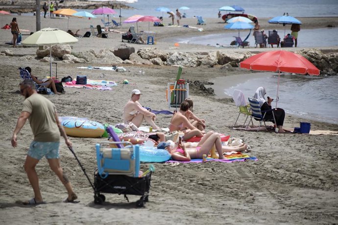 Archivo - Imagen de archivo de la playa de Pedregalejo de Málaga.