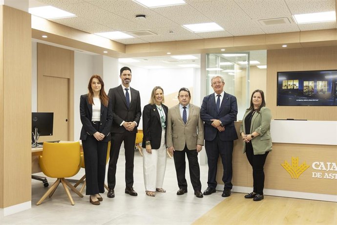 Laura Noval; administración comercial, director de la oficina, Hugo García, directora de zona, Noemí Alonso; presidente Caja Rural de Asturias, Fernando Martínez, director general Caja Rural de Asturias, Antonio Romero e Inés García, comercial.