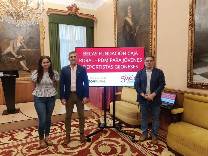 El concejal de Deportes y Educación del Ayuntamiento de Gijón, Jorge Pañeda, presenta las becas para jóvenes deportistas de la Fundación Gijón Rural-PDM, junto al director de la Fundación, Toño Migoya, y la técnico del PDM, Laura Lorenzo.