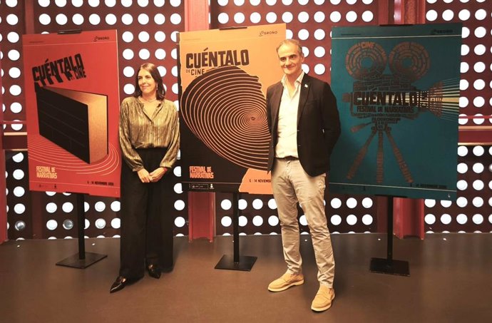 Rosa Fernández y Miguel Sainz, con los carteles de Cuéntalo 2026