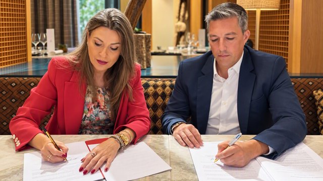 La directora general del Sector Público, Defensa y Seguridad Nacional de Fujitsu, Patricia Úrbez, y el CEO de Youforguet.Me, Daniel López.