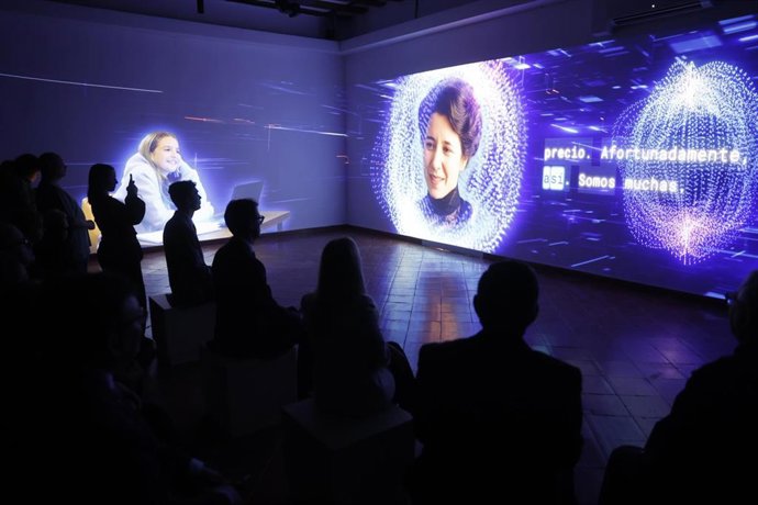 Proyección durante la inauguración de la exposición 'AutorIA', en el Claustro bajo del Monasterio de Yuso