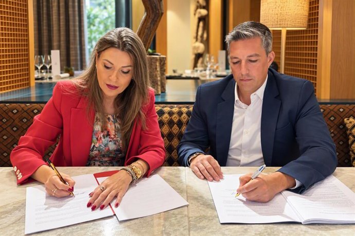 A diretora-geral do Setor Público, Defesa e Segurança Nacional da Fujitsu, Patricia Úrbez, e o CEO da Youforguet.Me, Daniel López.