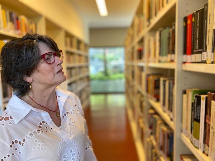 La delegada territorial de Cultura, Patrimonio Histórico y Deporte, Carmen Ortiz, en la Biblioteca Infanta Elena
