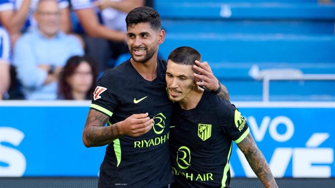 Los defensas del Atlético de Madrid 'Cuti' Romero y Alejandro Grimaldo.
