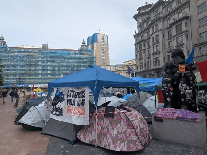 Acampada en la plaza de la Escandalera, en Oviedo,  por una vivienda digna, AMA, Sindicato de Inquilinos, Sindicato de Vivenda.