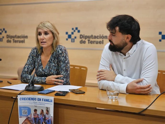 La diputada delegada de Bienestar Social, Beatriz Redón, y el psicólogo Javier Ibáñez, de Psicara.