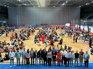 Autoridades y participantes en el XV Cardiomaratón del 061, celebrado en el Palacio de los Juegos Mediterráneos de Almería.