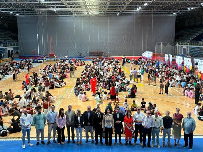 Autoridades y participantes en el XV Cardiomaratón del 061, celebrado en el Palacio de los Juegos Mediterráneos de Almería.