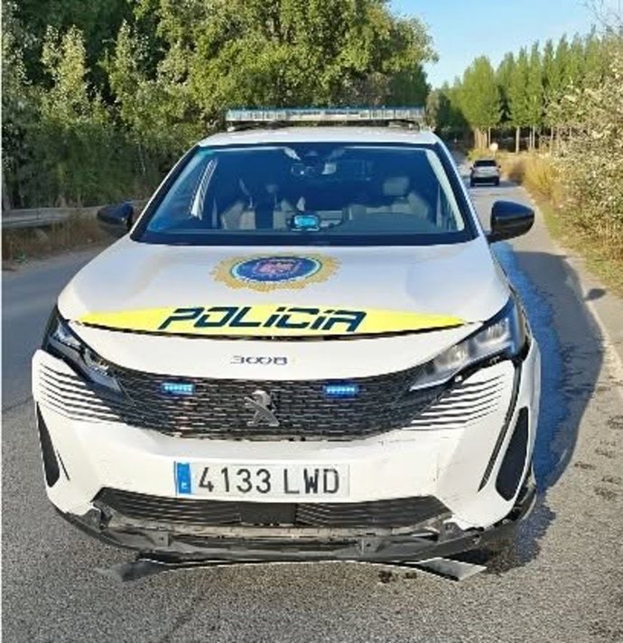 El conductor del vehículo ahora detenido realizó una huída a toda velovidad el pasado 8 de octubre cuando transportaba drogas a bordo y embistió a una patrulla de la Policía Local de Íllora (en la imagen).