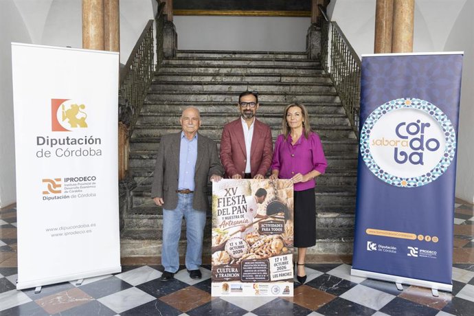 Félix Romero (centro), durante la presentación de la XV Fiesta del  Pan y Muestra de Artesanía de Los Pánchez.