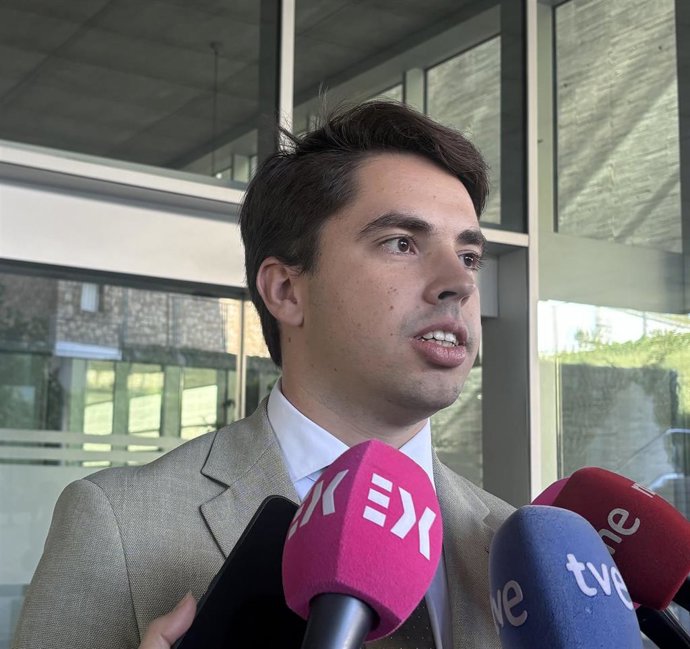 El director general de Función Pública de la Junta de Extremadura, Hugo Curiel, atiende a los medios de información