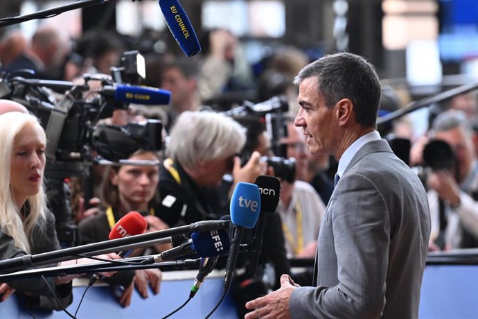 El presidente del Gobierno, Pedro Sánchez, atiende a los medios durante la primera sesión de trabajo del Consejo Europeo, a 15 de octubre de 2026, en Bruselas (Bélgica).