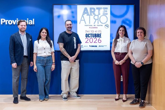 Presentación de Arteatro de Pizarra a la que ha asistido la diputada provincial María Dolores Vergara
