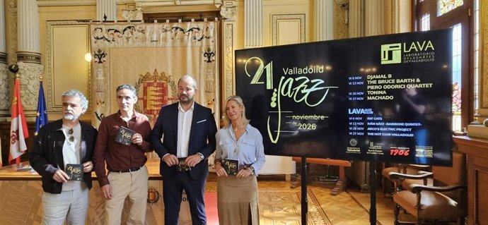 La concejala de Educación y Cultura, Irene Carvajal; el director artístico, el saxofonista vallisoletano José Luis Gutiérrez, y el delegado en Castilla y León de Estrella Galicia - Cervezas 1906, Alfonso Prego, en la presentación del 21 ValladolidJazz