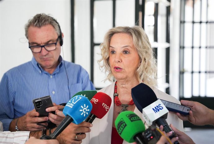 La fiscal Superior de Andalucía, Ceuta y Melilla, Ana Tárrago, atiende a los medios junto al salón de protocolo del Parlamento andaluz. A 15 de octubre de 2026 en Sevilla (Andalucía, España).