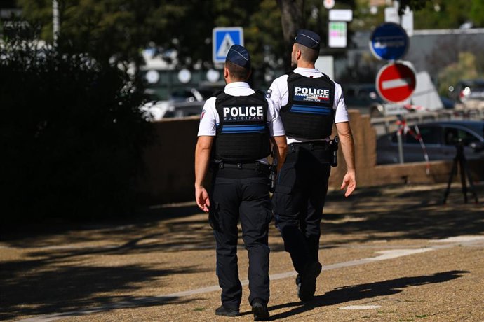Aubagne, Bouches-du-Rhône, Francia: El director del instituto Lakanal de Aubagne y una profesora resultaron heridos por un disparo de escopeta el 12 de octubre de 2026.