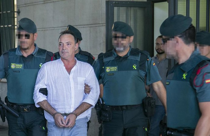Archivo - José Antonio Marín, gerente de Magrudis, en el momento del pase a disposición judicial  junto a su hijo, Sandro, al fondo, tras ser acusados de delitos de homicidio imprudente y contra la salud pública, en foto de archivo
