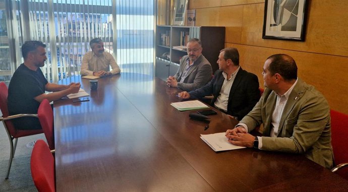 Jorge García, viceconsejero de Infraestructuras; Alejandro Calvo, consejero de Movildiad, Medio Ambiente y Gestión de Emergencias; Joel García, presidente de CAC-Asprocon; Juan Ordieres, vicepresidente de la CAC-Asprocon; y José Antonio Seijo.