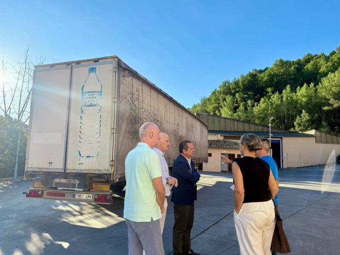 Visita de representantes del Consell de Mallorca a la embotelladora Font Sorda para entregar el Distintiu Serra de Tramuntana.
