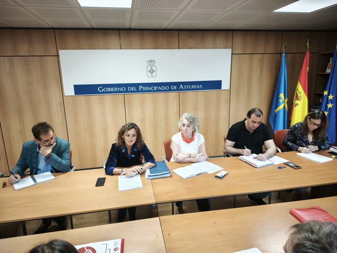 La consejera de Educación, Eva Ledo, se reúne con los sindicatos para avanzar en el pacto 'Asturias Educa'.