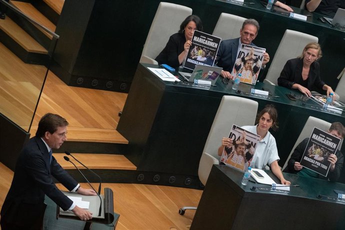 La portavoz de Más Madrid en el Ayuntamiento, Rita Maestre, y los concejales de Mas Madrid muestran un cartel de Maricarmen durante un Pleno extraordinario en el Palacio de Cibeles, a 8 de octubre de 2026, en Madrid (España). El Ayuntamiento de Madrid cel