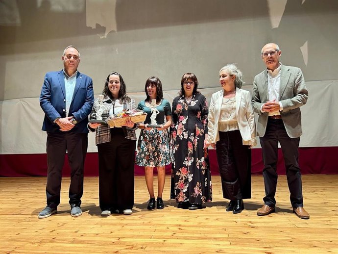 La Diputación de León ha entregado los Premios a la Mujer Rural 2026 a Aránzazu Santiago y Raquel Dávila.