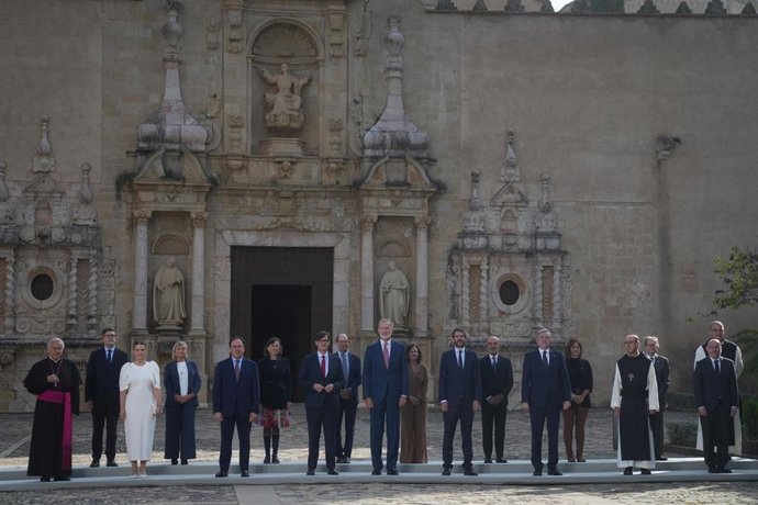 El rey Felipe VI, acompañado del ministro Ernest Urtasun y de los presidentes autonómicos Margarita Prohens, Juanfran Pérez Llorca, Salvador Illa  y Jorge Azón, en el Real Monasterio de Poblet