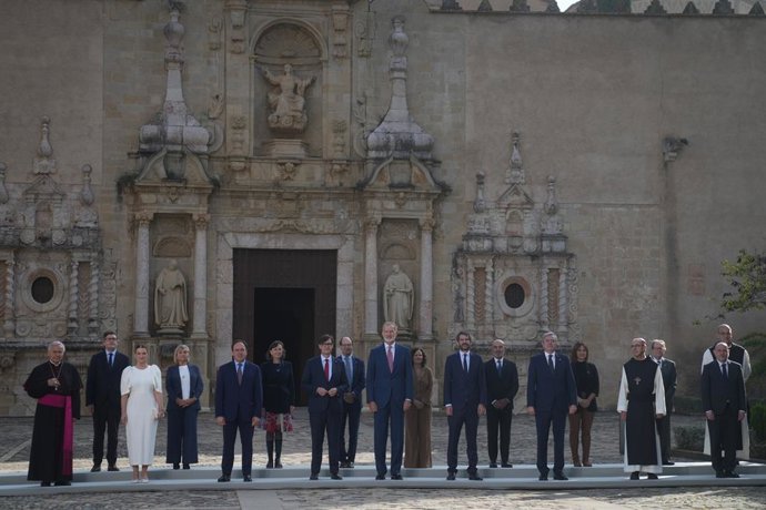 El rey Felipe VI, acompañado del ministro Ernest Urtasun y de los presidentes autonómicos Margarita Prohens, Juanfran Pérez Llorca, Salvador Illa  y Jorge Azón, en el Real Monasterio de Poblet