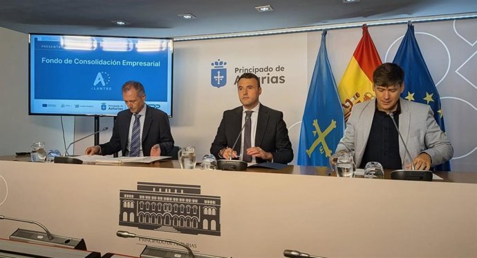 El presidente de la SRP, David González; el consejero de Hacienda, Guillermo Pelaéz y el consejero de Ciencia, Industria y Empleo, Borja Sánchez, en rueda de prensa.