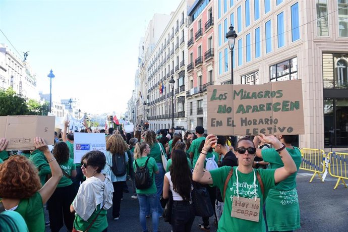 Profesores durante una cadena humana frente a la Consejería de Educación de la Comunidad de Madrid
