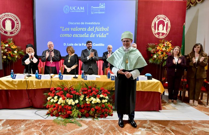 Luis de la Fuente, seleccionador nacional absoluto masculino de fútbol, investido doctor honoris causa por la UCAM.
