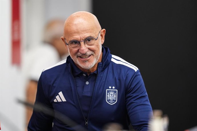 Luis de la Fuente, técnico da seleção espanhola, participa de sua coletiva de imprensa antes da partida da fase de grupos da Liga das Nações da UEFA 2026/27 entre Espanha e Croácia, disputada no estádio Ramón Sánchez-Pizjuán em 28 de setembro de 2026, em 