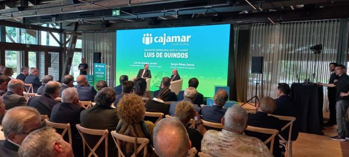 El exvicepresidente del Banco Central Europeo (BCE) y exministro de Economía, Luis de Guindos, en un diálogo con el director general de Cajamar Caja Rural, Sergio Pérez