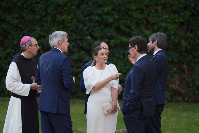 Illa, Urtasun, Llorca, Azcón i Prohens, amb l'abat de Poblet abans de la reunió del Patronat