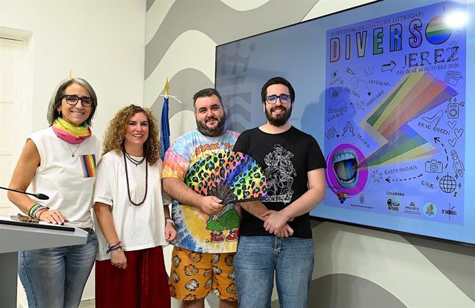 La teniente de alcaldesa de Igualdad y Diversidad, Susana Sánchez (ci), junto a la presidenta de Jerelesgay, Susana Domínguez (i), en la presentación del Festival de Cultura Lgtbiqap+ Diverso Jerez