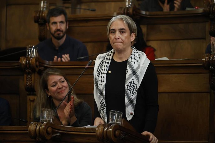Archivo - La exalcaldesa de Barcelona y líder de los Comuns en el Ayuntamiento, Ada Colau, durante su último pleno en el Ayuntamiento de Barcelona, a 25 de octubre de 2024, en Barcelona, Catalunya (España). 
